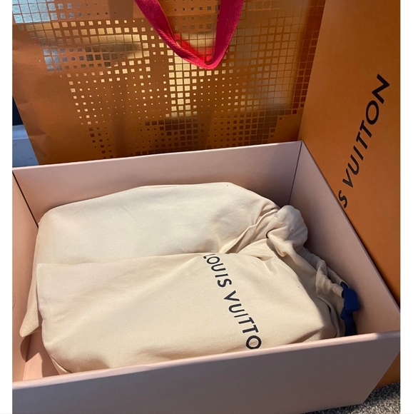 Louis Vuitton Run Away Women's Sneakers size 9-EUC - Picture 3 of 9